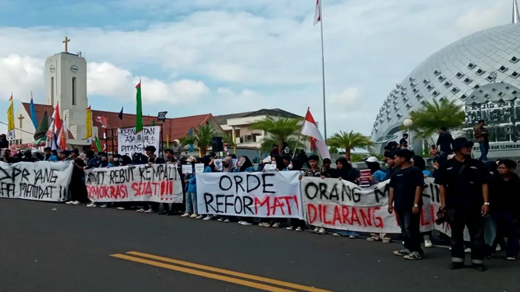 Aksi Turun ke Jalan Warga Pangkalpinang Menyuarakan Kecaman terhadap Politik Dinasti